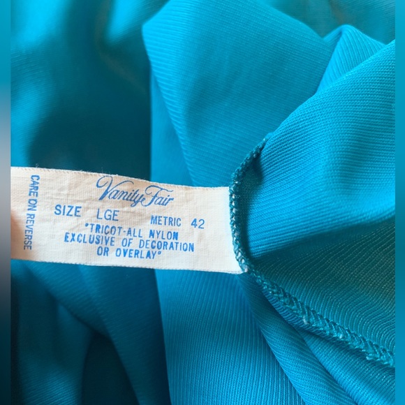 Vintage Vanity Fair Nightgown and robe set in a beautiful teal blue colour - Picture 12 of 16